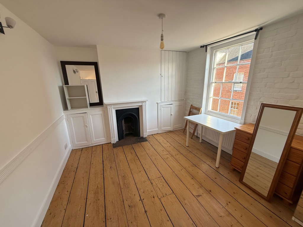 Lot: 97 - FOUR-BEDROOM HOUSE FOR REFURBISHMENT - Bedroom 3